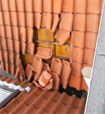 lekkage door weggewaaide of verschoven dakpan